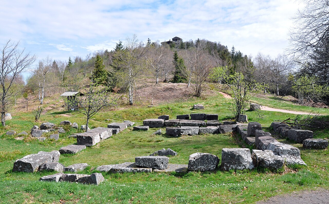 Stone remains and grassy terrain near the summit of the Donon.